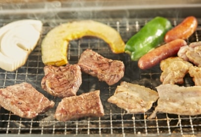 バーベキューコンロの上で焼かれた肉や野菜